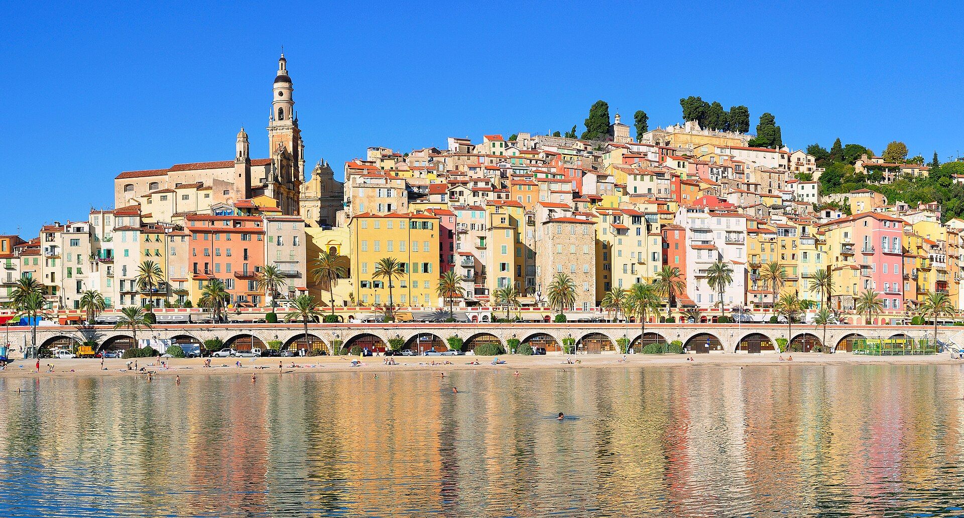 La vieille ville de Menton et ses façades colorées au bord de la mer
