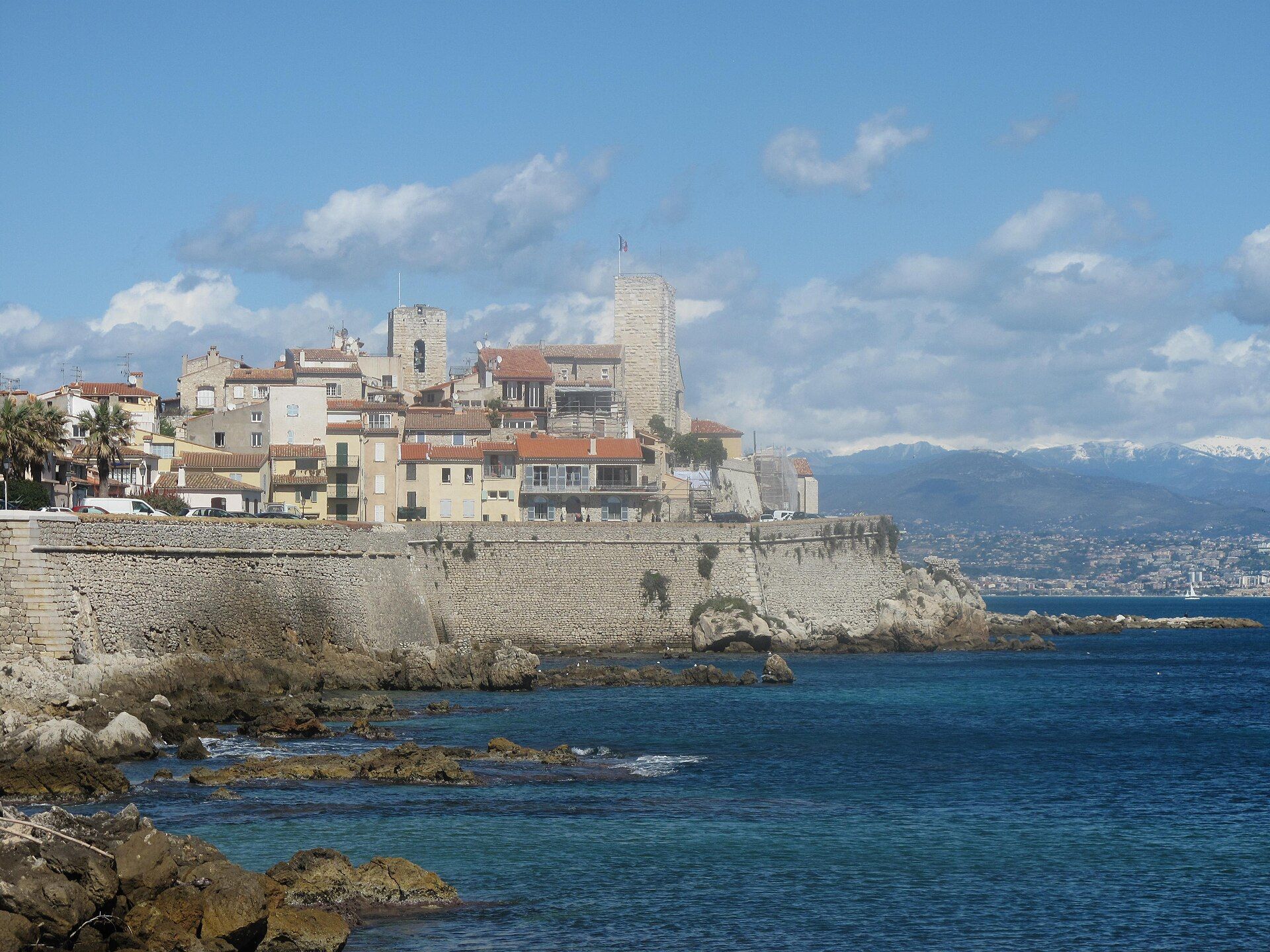 La vieille ville d’Antibes et ses remparts au-dessus de la mer