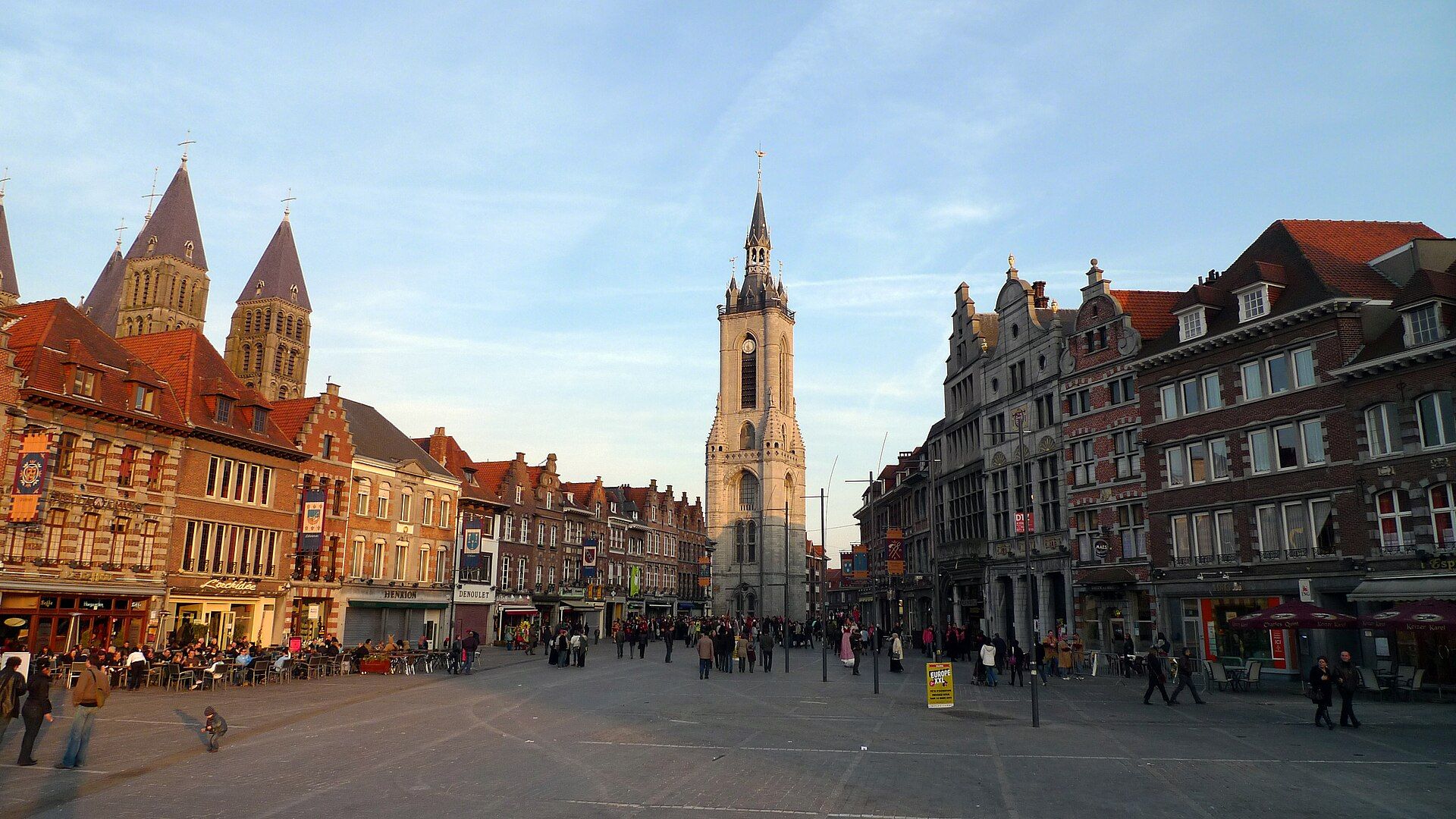 La Grand-Place de Tournai et son beffroi, dans le Hainaut