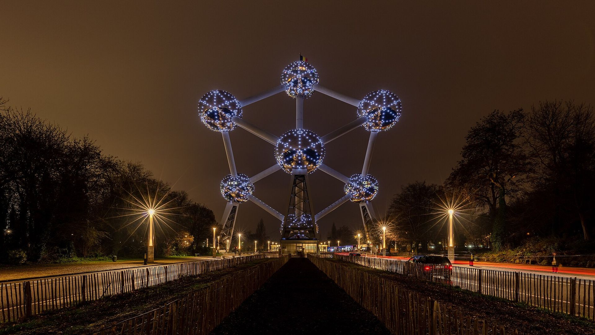 L’Atomium illuminé, symbole de la Belgique, à Bruxelles