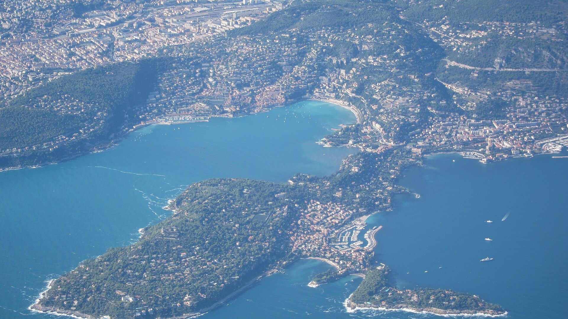 Vue aérienne de la Côte d’Azur : la rade de Villefranche et la presqu’île du Cap Ferrat