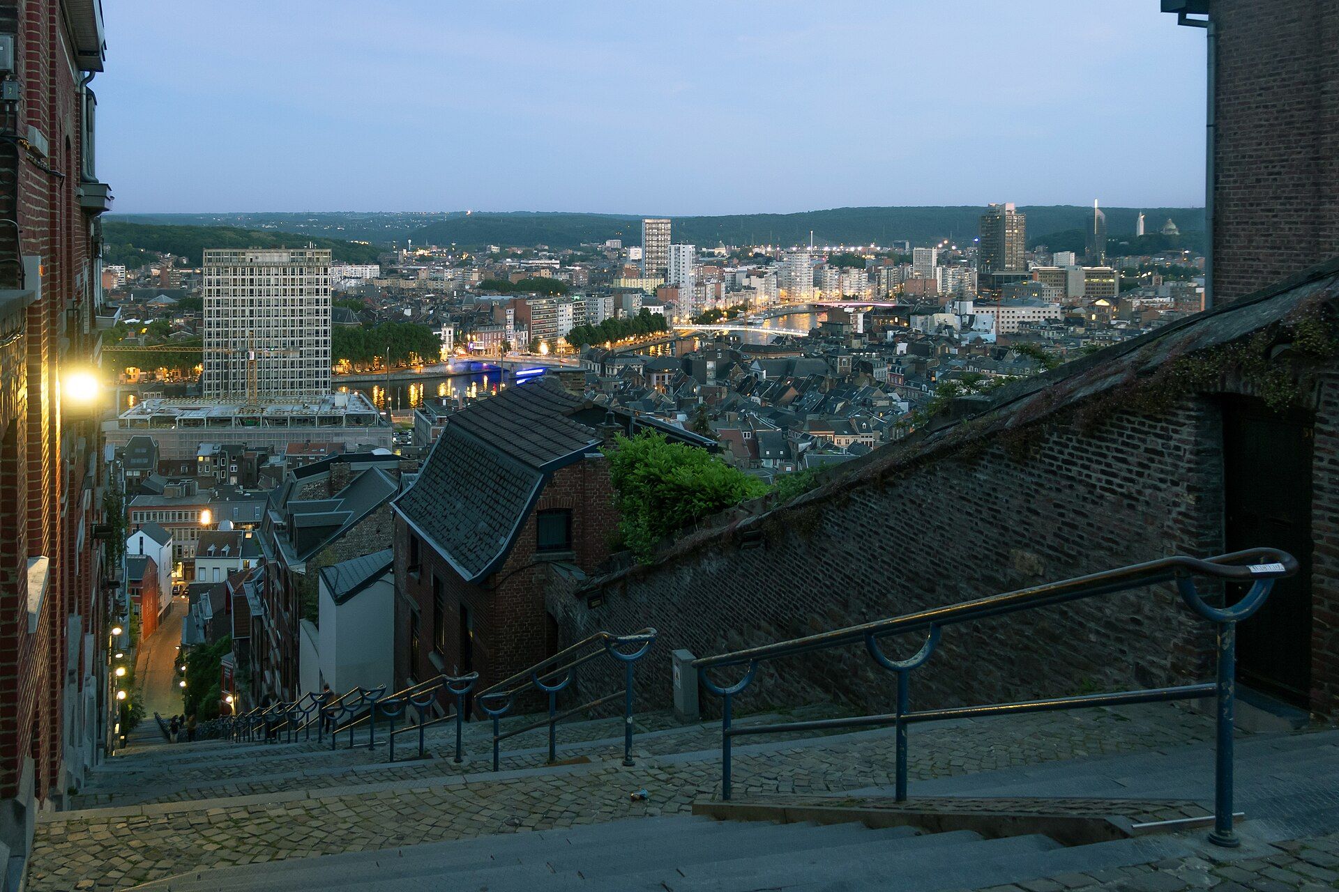Liège au crépuscule, vue depuis le haut de la Montagne de Bueren