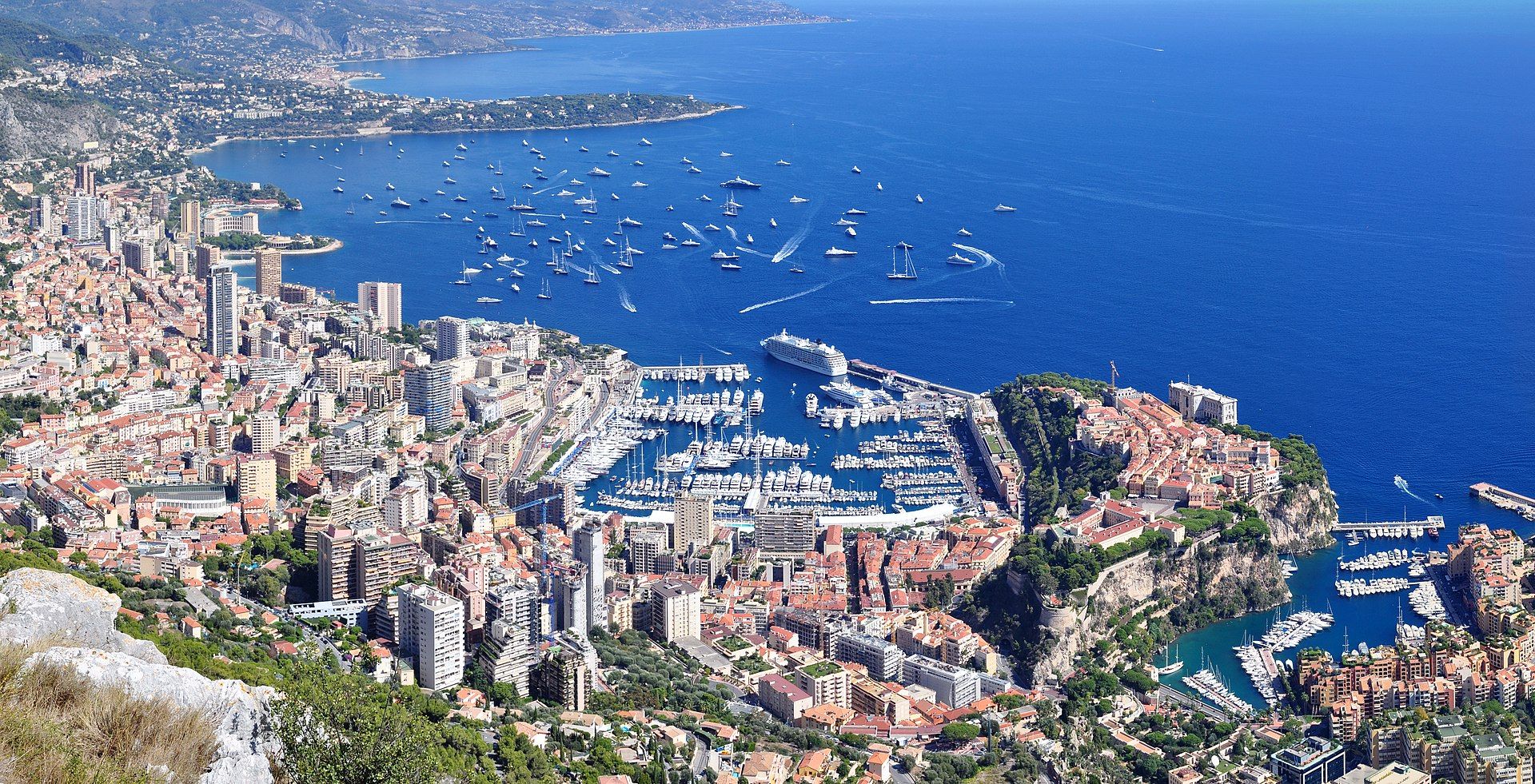 Vue de Monaco depuis La Turbie : le port Hercule, le Rocher et Monte-Carlo