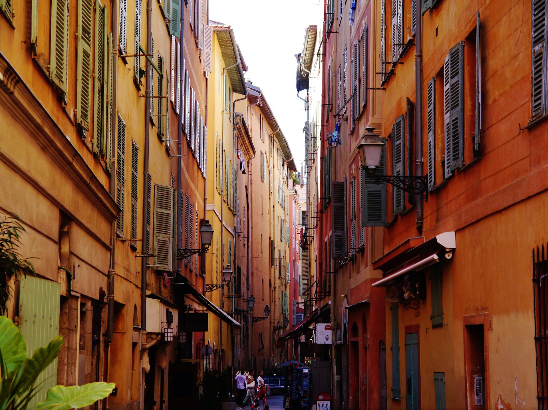 Une ruelle du Vieux-Nice aux façades ocre et aux volets verts